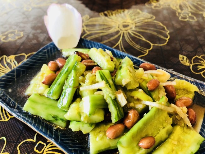You are currently viewing 拍黃瓜花生米 – Bruised Cucumber Salad with Peanut Powder